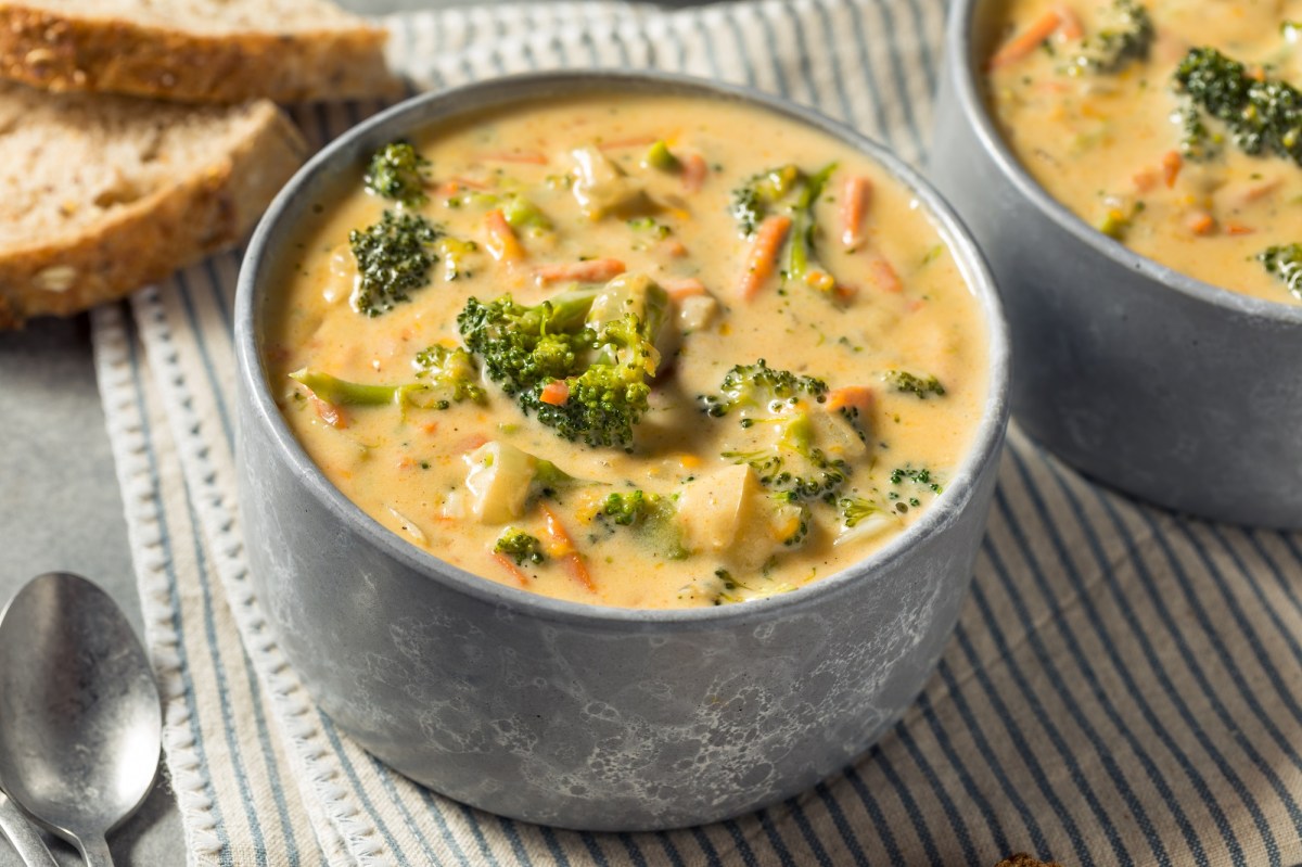 Eine Schüssel cremige Brokkoli-Cheddar-Suppe.