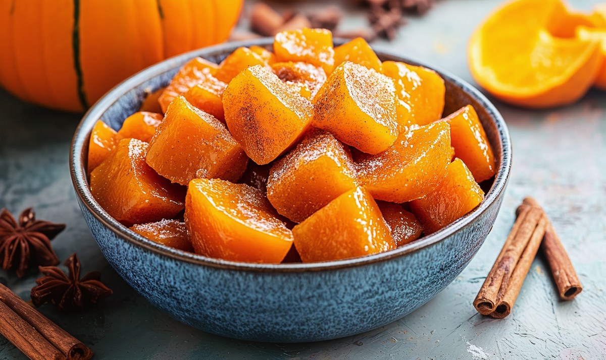 Calabaza en Tacha: mexikanischer Kürbis in Sirup in einer Schüssel.