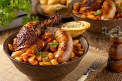 Eine Schale Cassoulet: französischer Bohneneintopf.