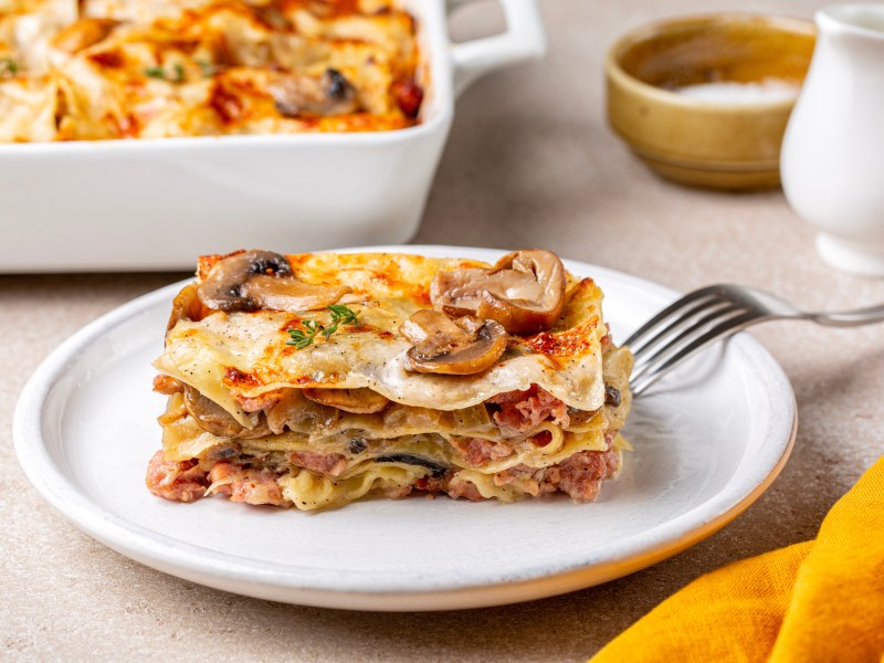 Teller mit einem Stück Champignon-Lachs-Lasagne