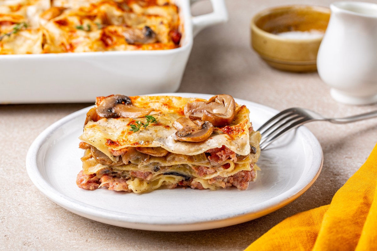 Teller mit einem Stück Champignon-Lachs-Lasagne