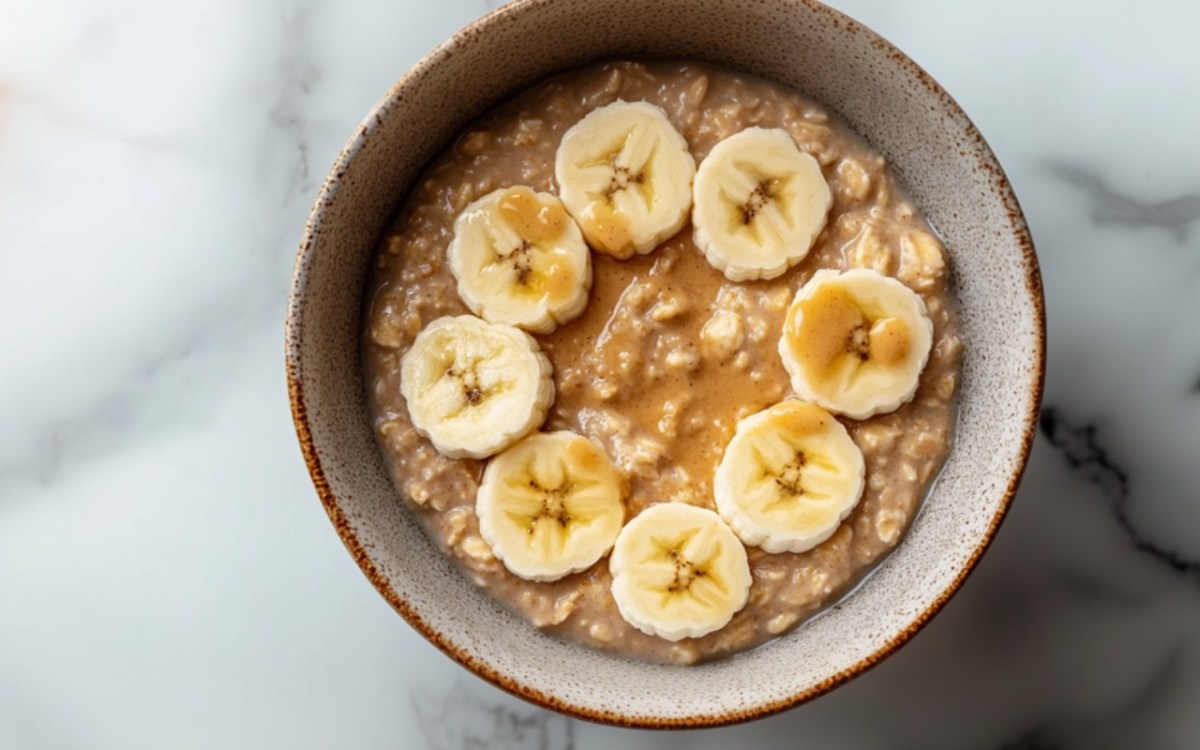 Eine Schale Overnight Oats mit Banane und Erdnussbutter in der Draufsicht.