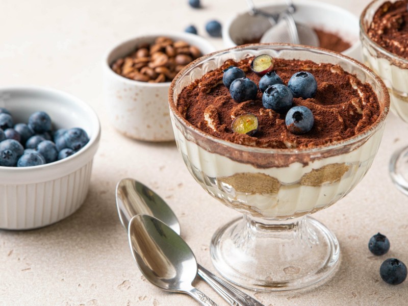 Frühstücks-Tiramisu, dekoriert mit Heidelbeeren.