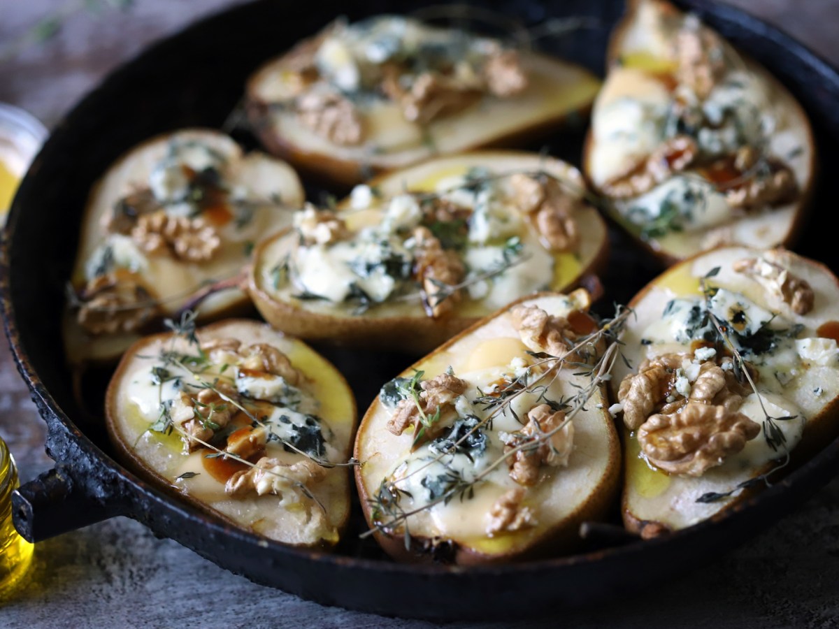 Gebackene Birnen mit Gorgonzola: lecker als Vorspeise und Dessert zu Weihnachten