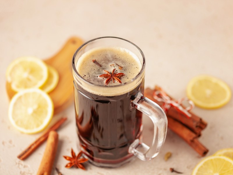 Ein Glas GlÃ¼hbier mit winterlichen GewÃ¼rzen