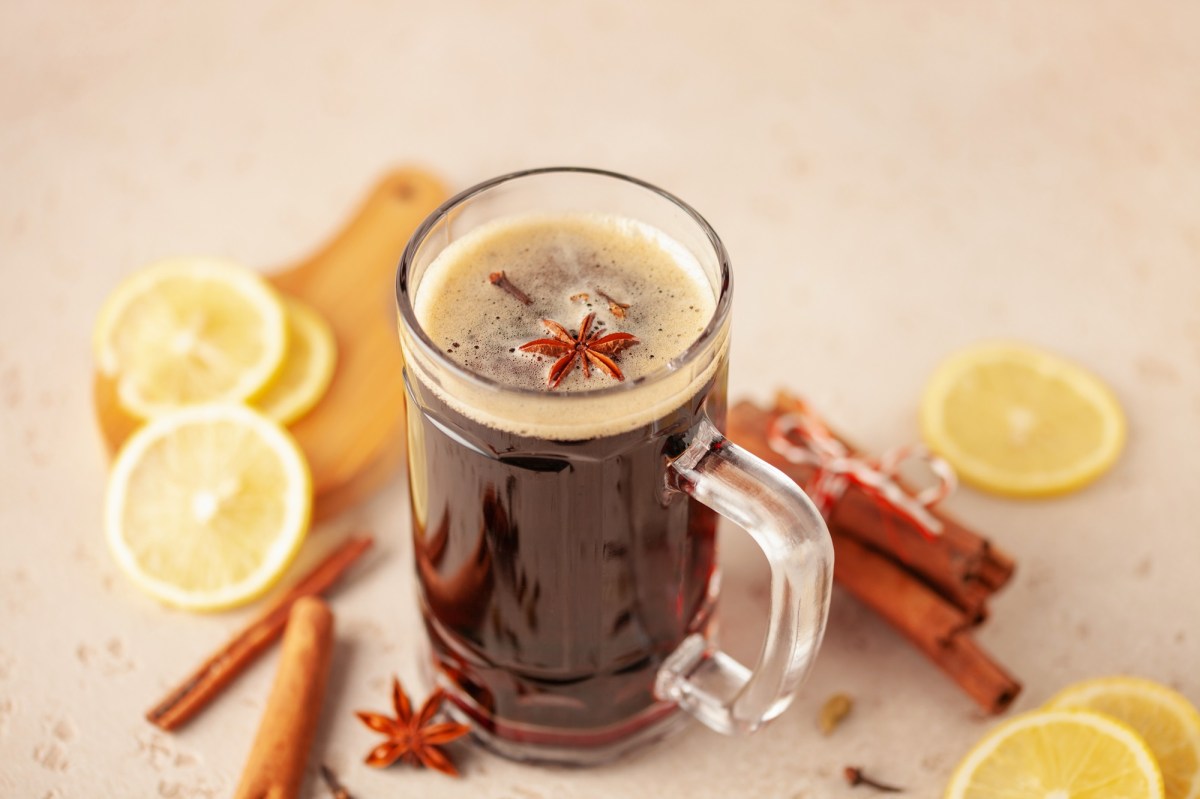 Ein Glas GlÃ¼hbier mit winterlichen GewÃ¼rzen