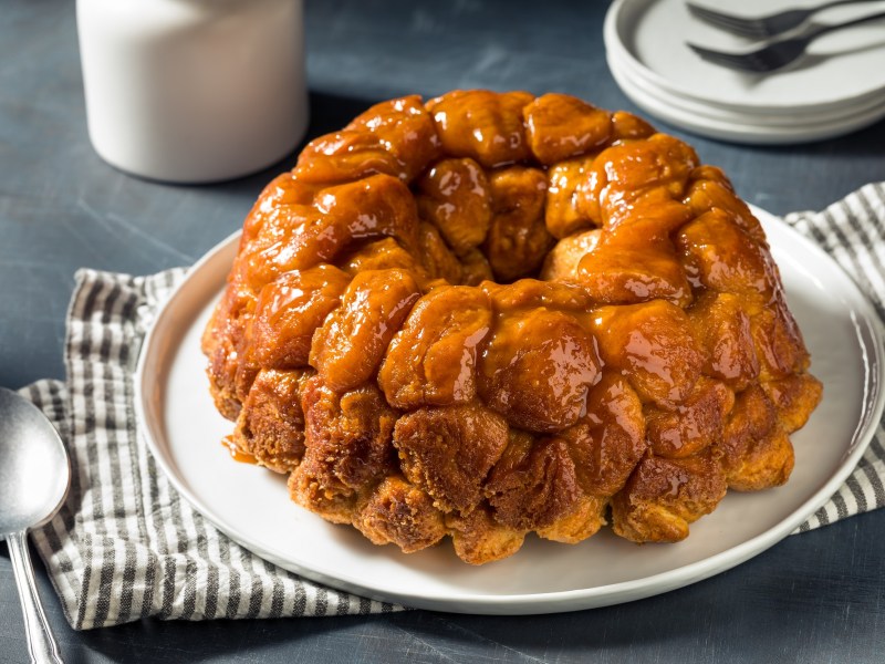 Karamell-Monkey-Bread auf einem weißen Teller.