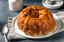 Karamell-Monkey-Bread auf einem weißen Teller.