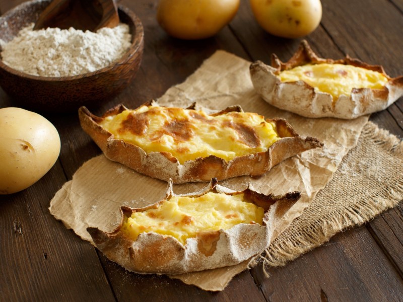 Karelische Piroggen mit Kartoffelfüllung.