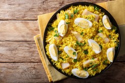 Eine Schüssel Kedgeree mit Ei und Fisch.