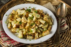 Ein Teller mit Kohlrabi aus der Heißluftfritteuse, garniert mit Petersilie.