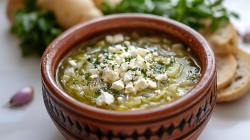 Eine Schüssel Kohlsuppe mit Feta.