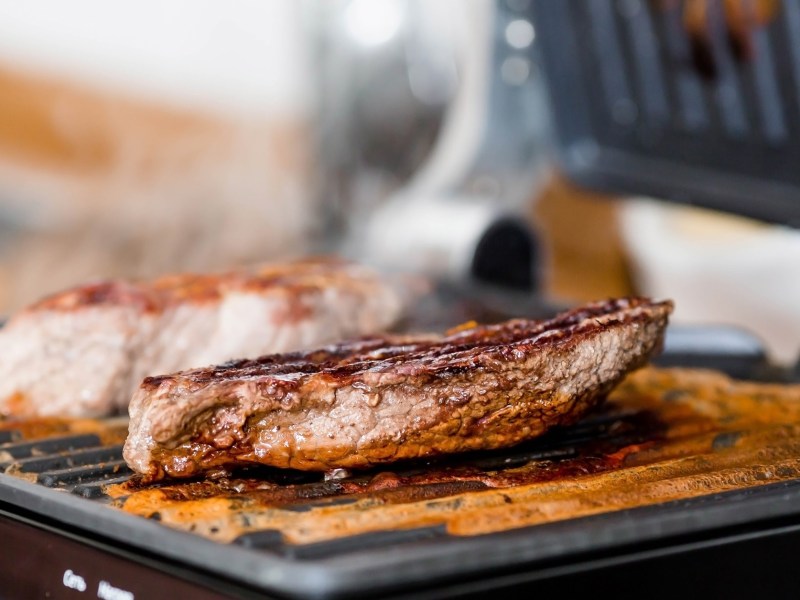 Baun Kontaktgrill Amazon Black Friday: Fleisch auf einem Kontaktgrill, Nahaufnahme.