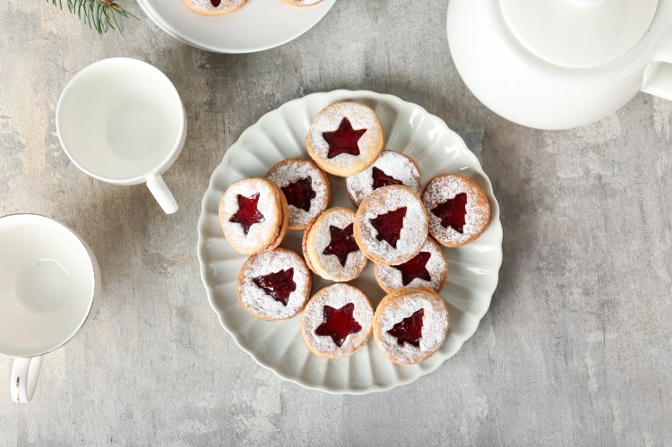 Linzer Plätzchen auf einem Teller.