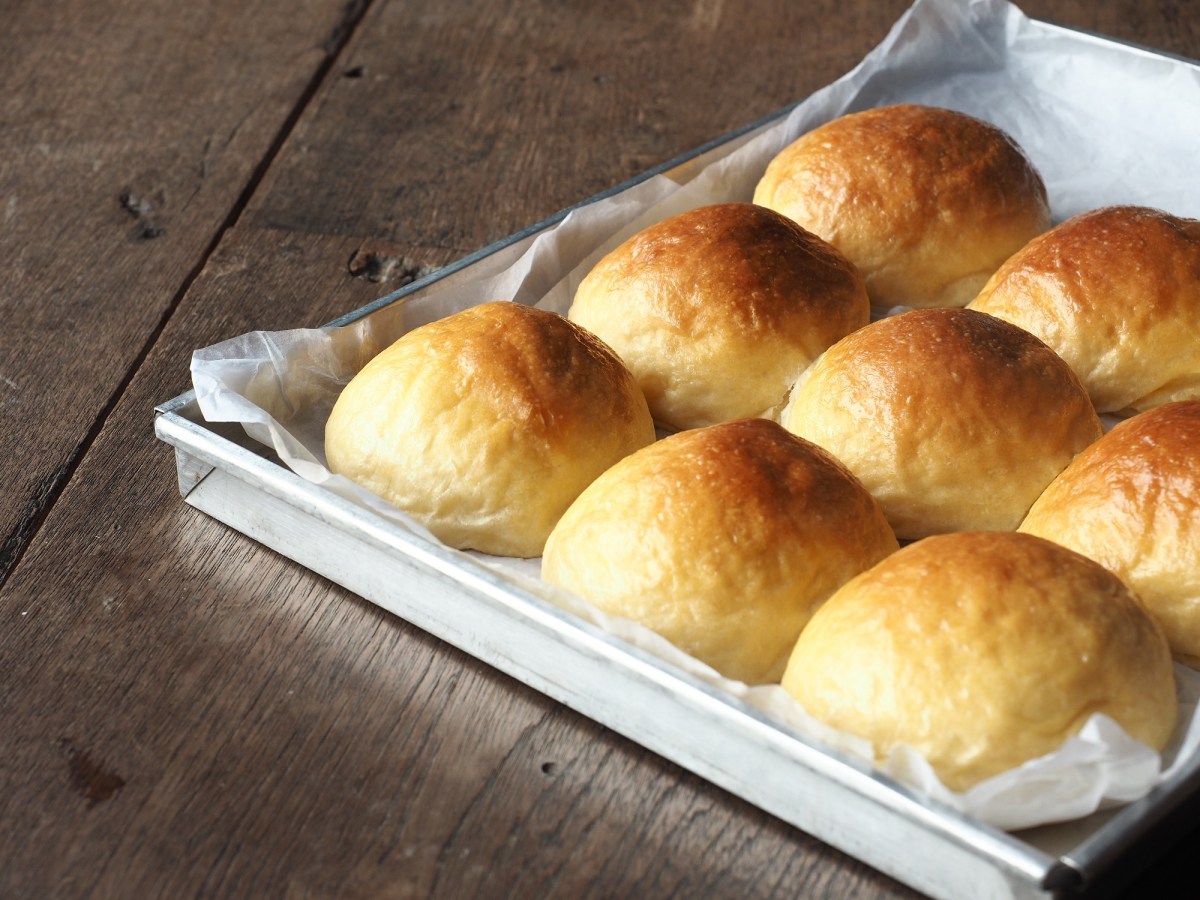 Martinsbrötchen auf einem Backblech.