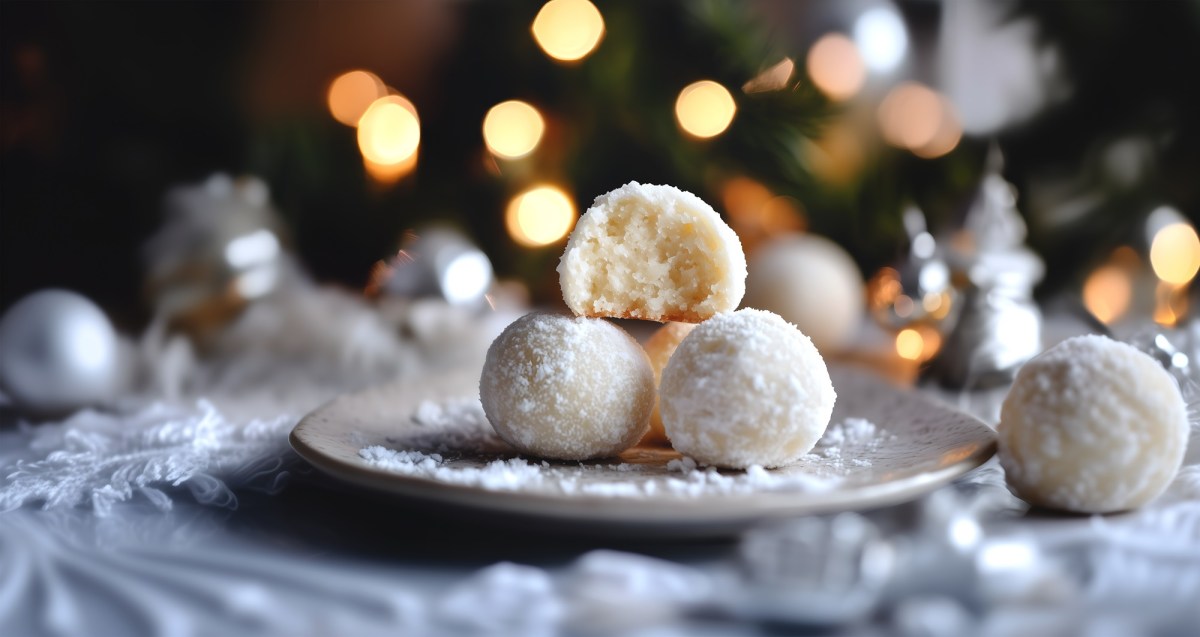 Teller mit Marzipan-SchneebÃ¤lle.