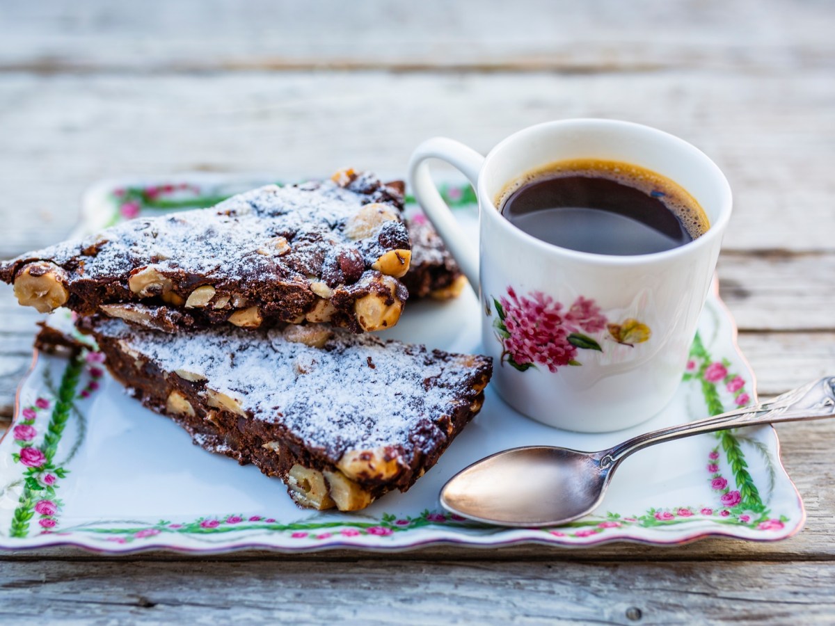 Teller mit zwei StÃ¼cken Panforte Di Siena und einer Tasse Kaffee