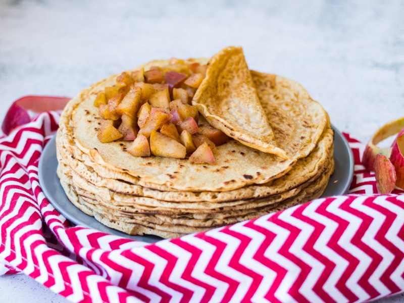 Teller mit Pfannkuchen mit Bratapfelfüllung