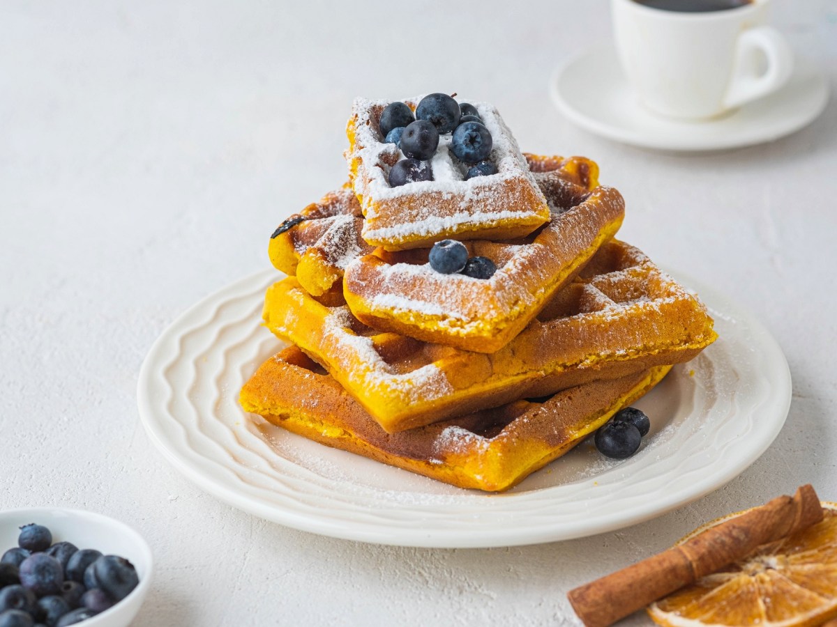 Teller mit Pumpkin-Spice-Waffeln