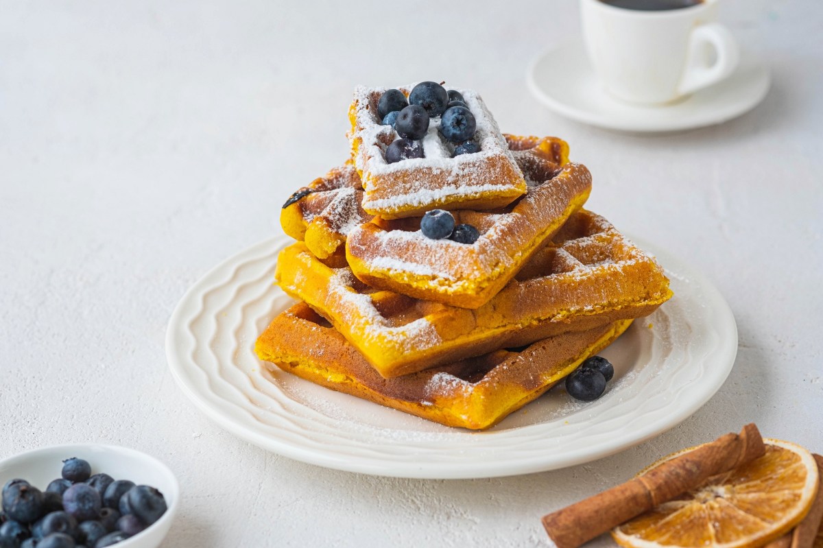 Teller mit Pumpkin-Spice-Waffeln