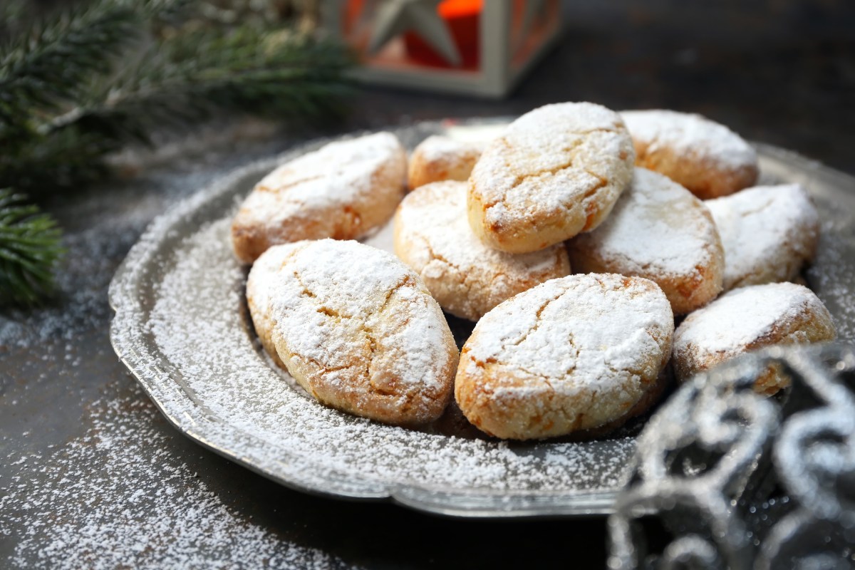 Ein Teller mit Ricciarelli.