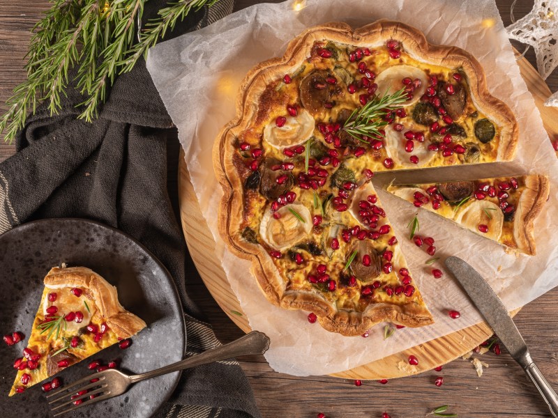 Eine Rosenkohl-Quiche mit ZiegenkÃ¤se in der Draufsicht.