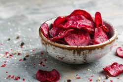 Schale mit Rote Bete Chips