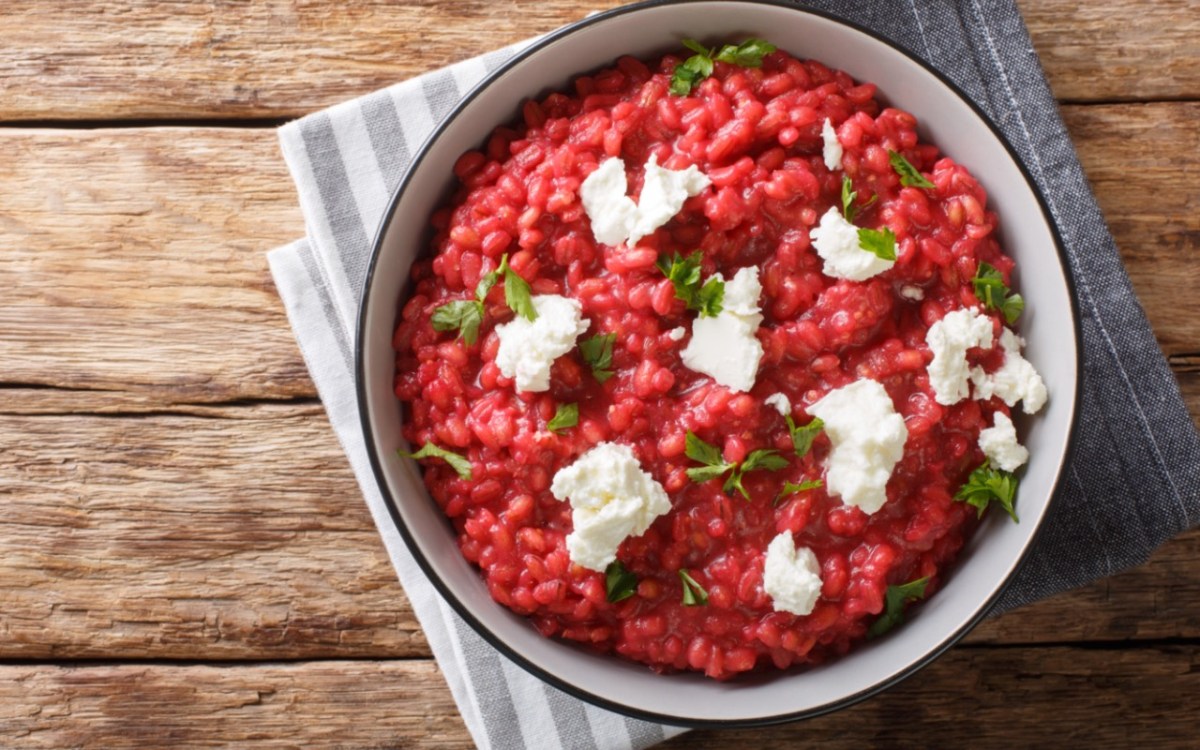 Rote-Bete-Orzotto mit Ziegenkäse in der Draufsicht.