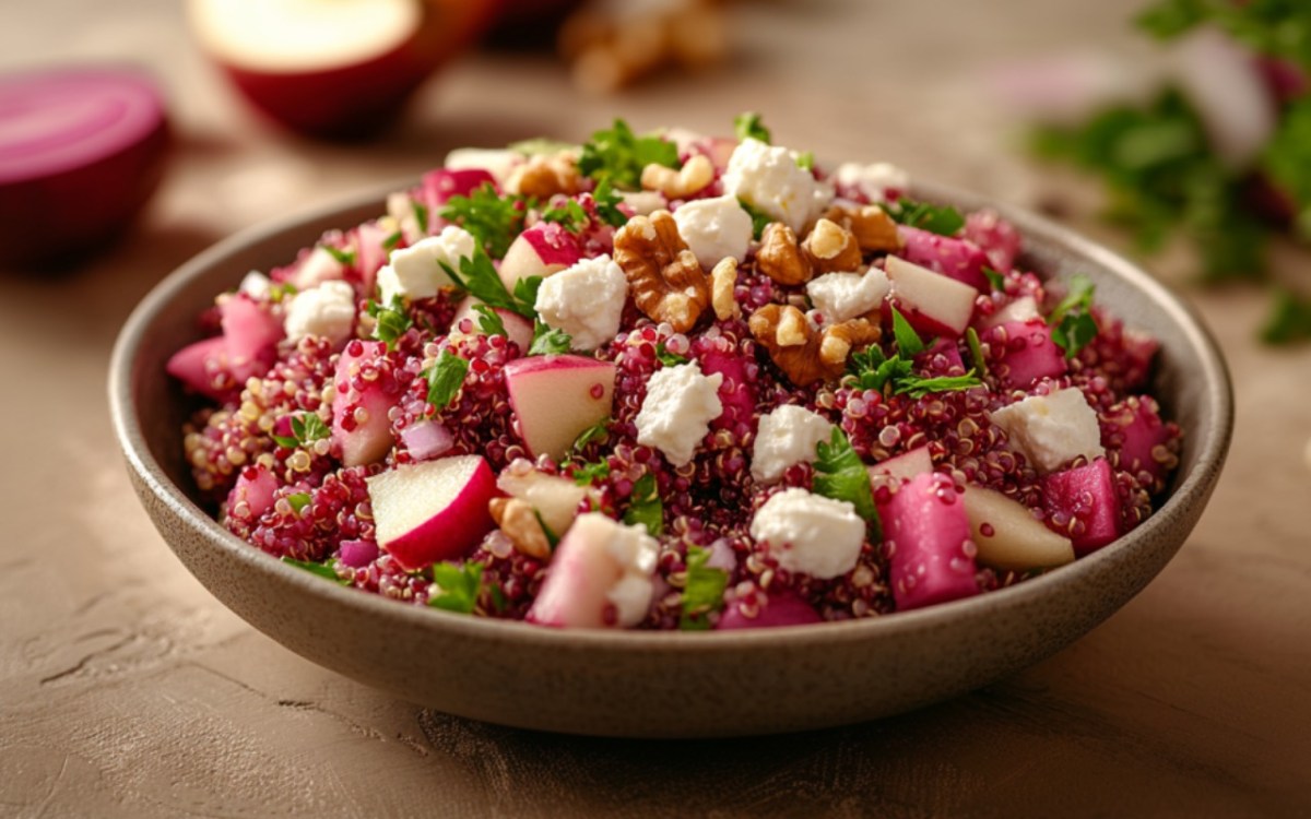 Eine SchÃ¼ssel mit Rote-Bete-Quinoa-Salat.