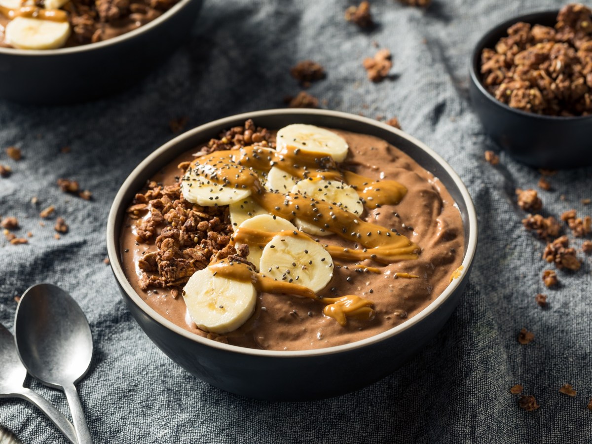 eine Schokoladen-Smoothie-Bowl, garniert mit Banane und Chiasamen.