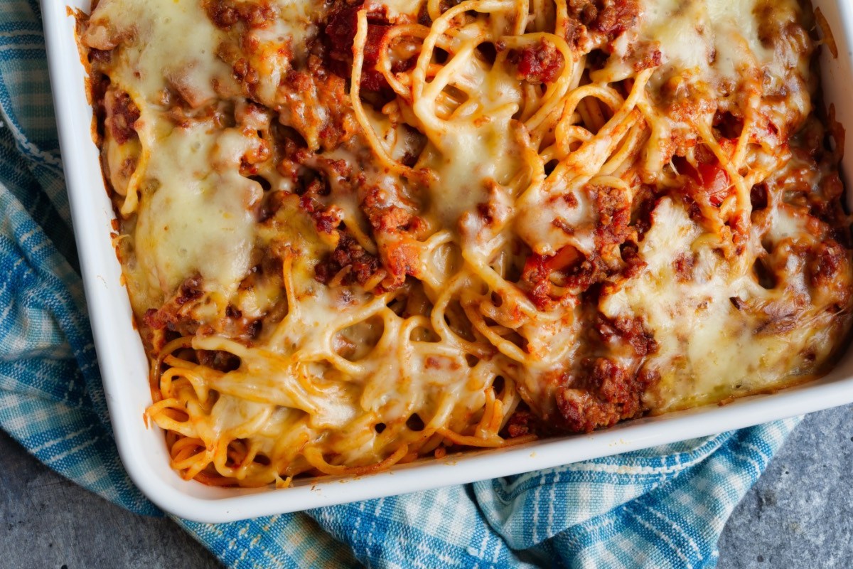 Ein Spaghetti-Bolognese-Auflauf in der Draufsicht.