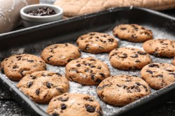 Ein Blech Spekulatius-Cookies mit Schokostückchen.