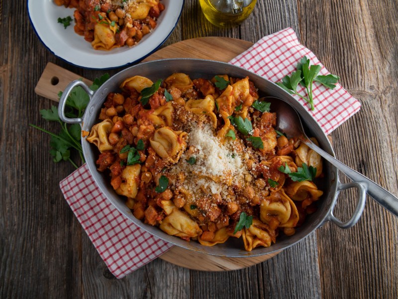 Eine Schüssel Tortellini mit Kichererbsen.