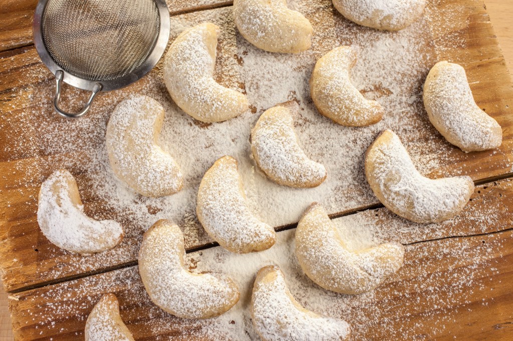 Ein paar Vanillekipferl in der Draufsicht. 