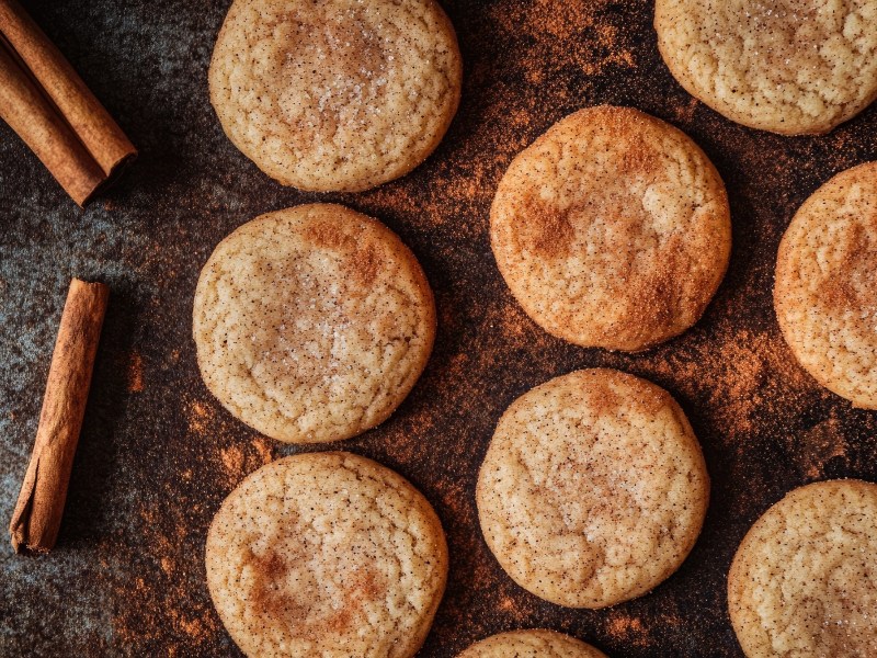 Mehrere Zimt-Cookies auf dem Tisch