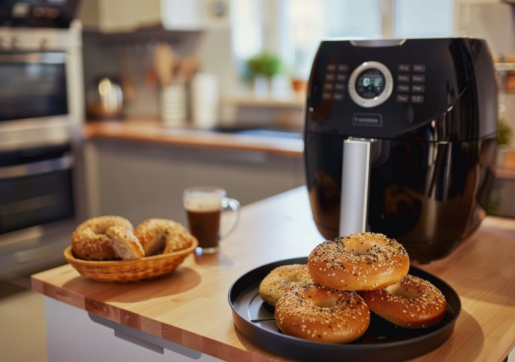 Bagel aus dem Airfryer, Heißluftfritteuse dahinter