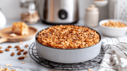 Baked Oats aus der Heißluftfritteuse in einer runden Form-. Im Hintergrund ist ein Airfryer.