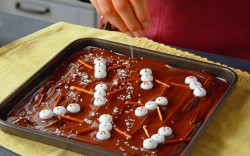 Bruchschokolade mit Schneemännern auf einem Blech.