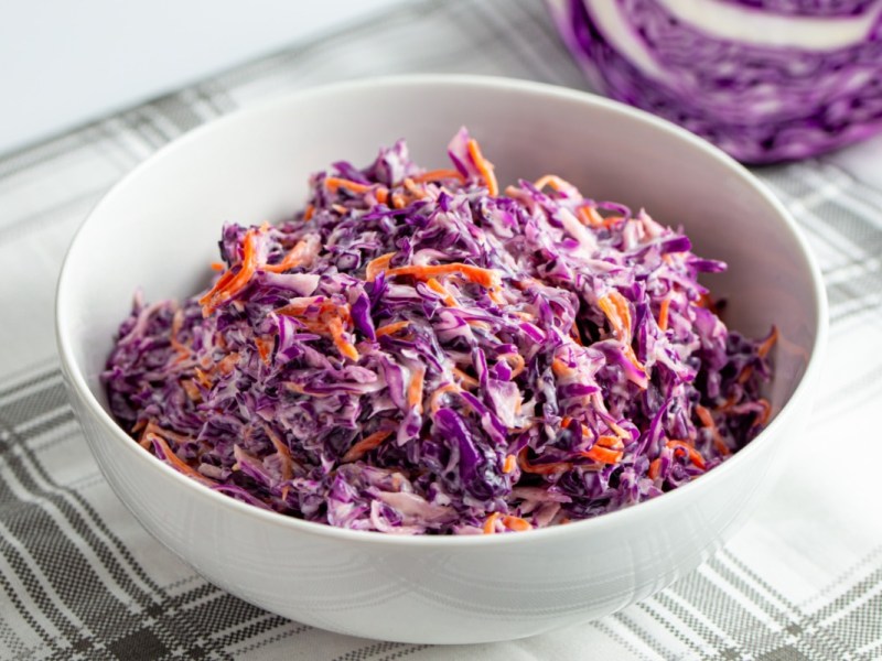 Eine SchÃ¼ssel Coleslaw mit Rotkohl.