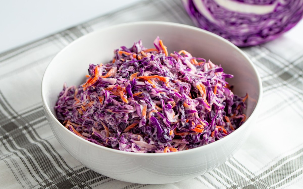 Eine SchÃ¼ssel Coleslaw mit Rotkohl.