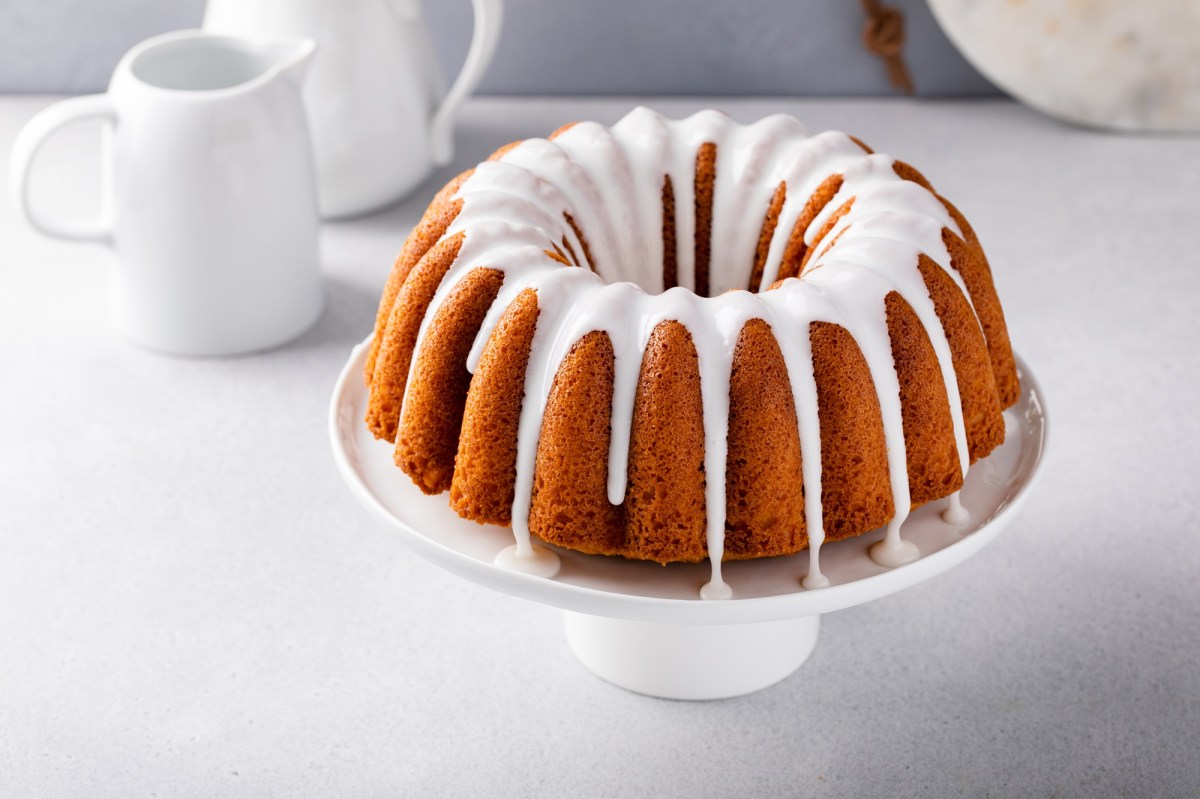 Ein EierlikÃ¶rkuchen mit Guss auf einem Kuchentablett.