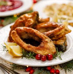 Teller mit Karp smażony - polnischer Weihnachtskarpfen