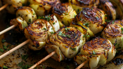 Nebeneinander liegende, gegrillte Kohlspieße.