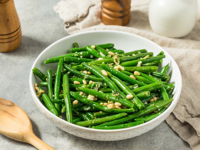 Eine Schale grÃ¼ne Bohnen mit Knoblauch.