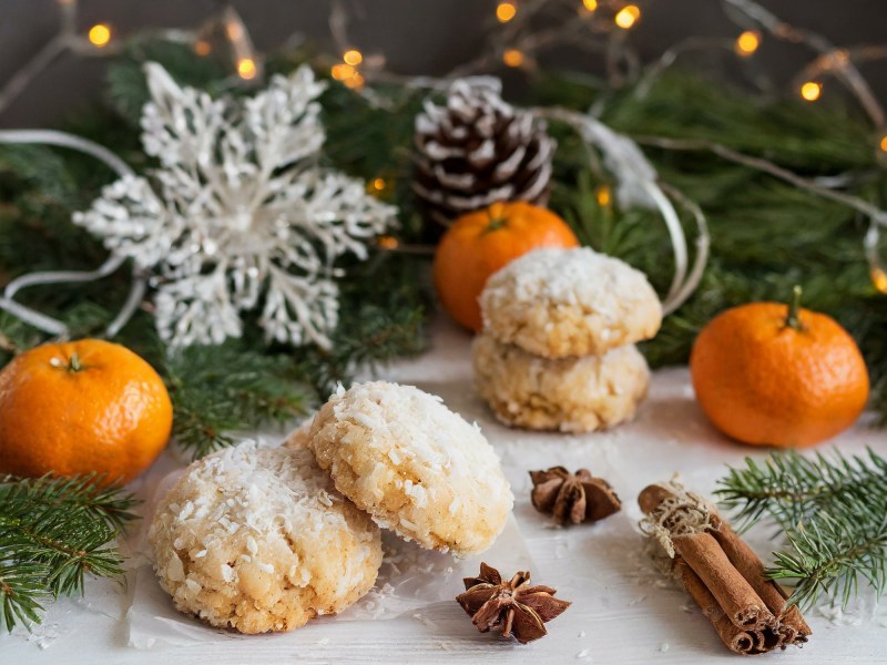 KokosplÃ¤tzchen mit weihnachtlicher Deko dahinter