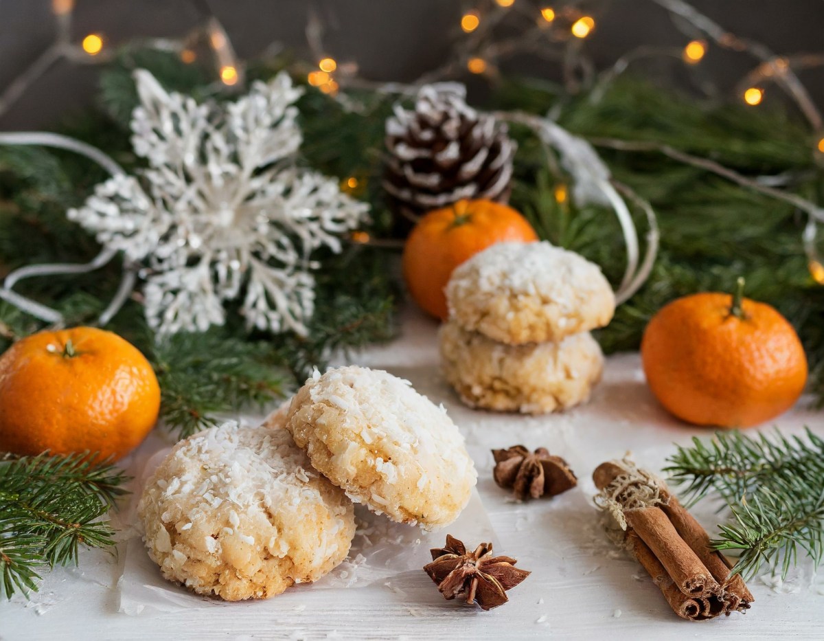 KokosplÃ¤tzchen mit weihnachtlicher Deko dahinter