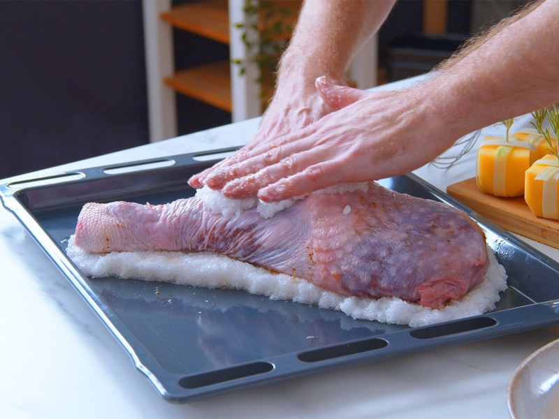 Putenkeule in Salzkruste auf einem Backblech