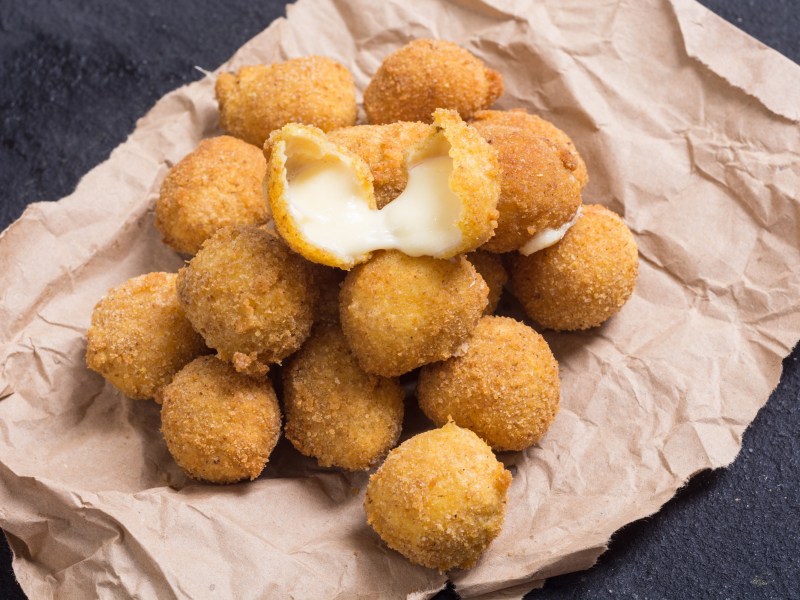 Mozzarella-BÃ¤llchen aus dem Airfryer auf Backpapier.