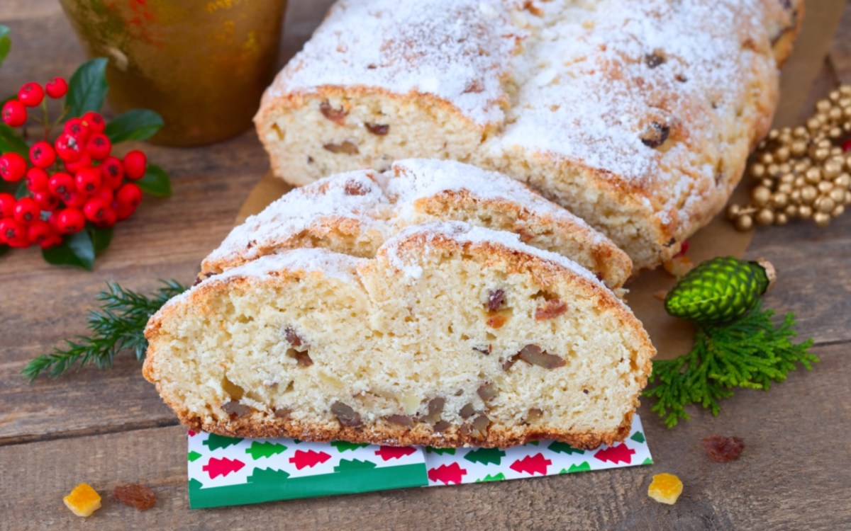 Ein Quarkstollen, von dem zwei StÃ¼cke abgeschnitten wurden.