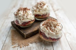 Drei Gläser Stollen-Mousse mit Zartbitterschokolade.